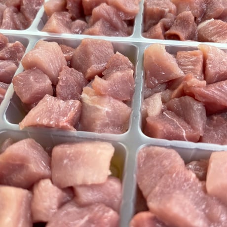 【冷凍】KAZOKU　うつくしまエゴマ豚角切　300ｇ（50ｇ小分け）　※常温商品とは一緒に注文不可です。