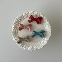 nuance dot ribbon pin / gom