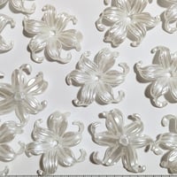 【110】1個10円・Absプラスチックビーズ・花・パール調・ホワイト
