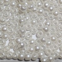 【69】1個3円・アクリルビーズ・四つ穴・パール調・ホワイト
