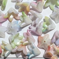 【67】20g約35個50円・プラスチックビーズ・UVメッキ・花・ツートンMIXカラー