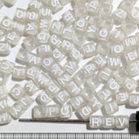 【109】20g約80個50円・アクリルビーズ・ローマ字・スクエア・スモークホワイトカラー