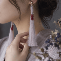 一点もの【精麻の耳飾り― ブルーベリー染め ―】 ピアス（チタンポスト・チタンキャッチ）