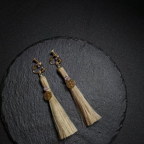 一点もの【精麻の耳飾り― 桑の葉染め ―】 ネジバネ式イヤリング（ニッケルフリー／シリコンカバー付き）