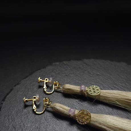一点もの【精麻の耳飾り― 桑の葉染め ―】 ネジバネ式イヤリング（ニッケルフリー／シリコンカバー付き）