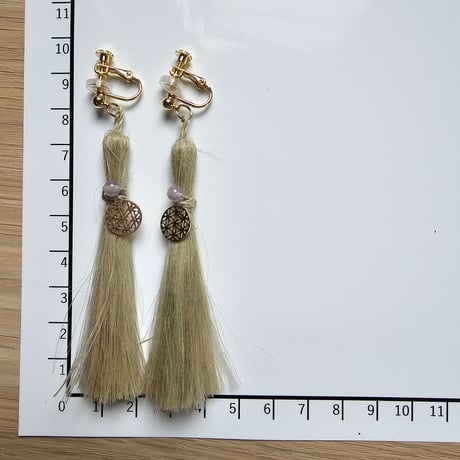 一点もの【精麻の耳飾り― 桑の葉染め ―】 ネジバネ式イヤリング（ニッケルフリー／シリコンカバー付き）