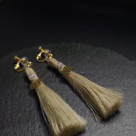 一点もの【精麻の耳飾り― 桑の葉染め ―】 ネジバネ式イヤリング（ニッケルフリー／シリコンカバー付き）
