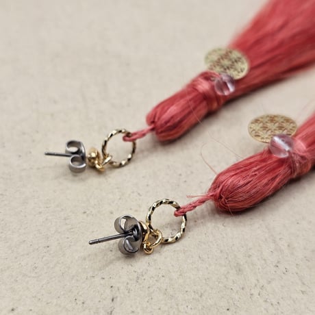 一点もの【精麻の耳飾り― 茜染め ―】 ピアス（チタンポスト・チタンキャッチ）