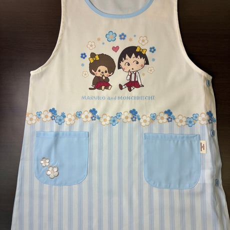 <26年秋新作>【モンチッチ×ちびまる子ちゃん】ストライプ/ブルー ウエスト切替 キャラクターエプロン MA4266【M-L】