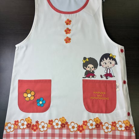 <26年秋新作>【モンチッチ×ちびまる子ちゃん】チェック/レッド 裾切り替え キャラクターエプロン MA4265【M-L】