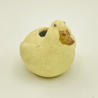 アヒルの雛の花器　（前向き）