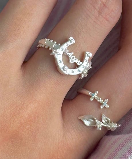 Horse shoe star ring