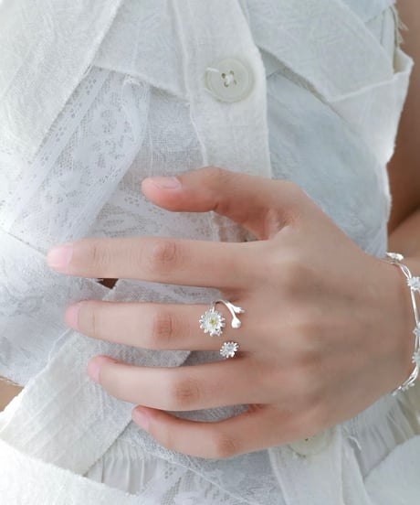 Daisy bloom ring