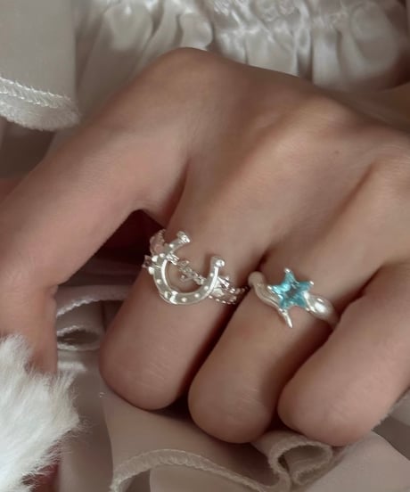 Horse shoe star ring