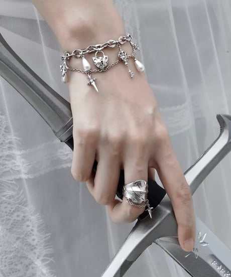 Knight’s relic charm ring