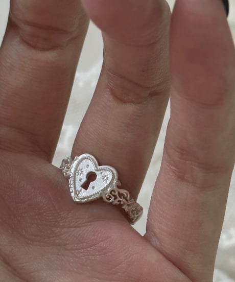 Heart padlock ring