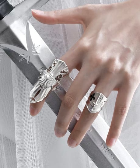 Knight’s relic finger cot ring