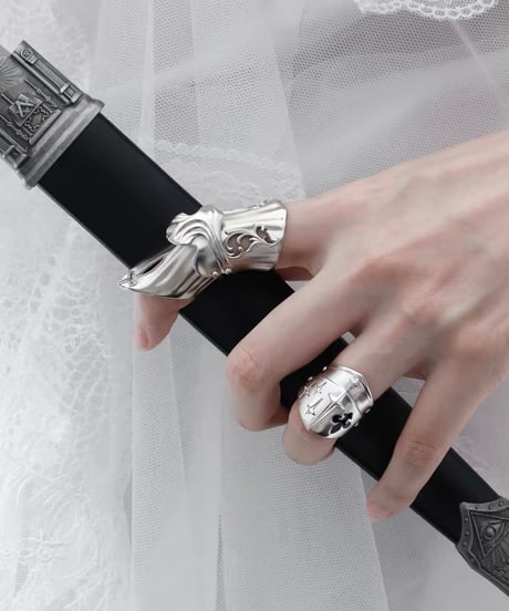 Knight’s relic finger cot ring