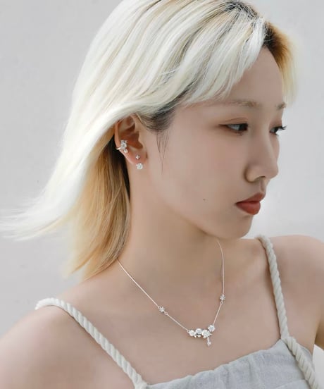 Daisy bloom ear cuff