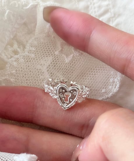 Heart padlock ring
