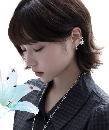 Mist mint lily ear cuff