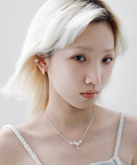 Daisy bloom ear cuff