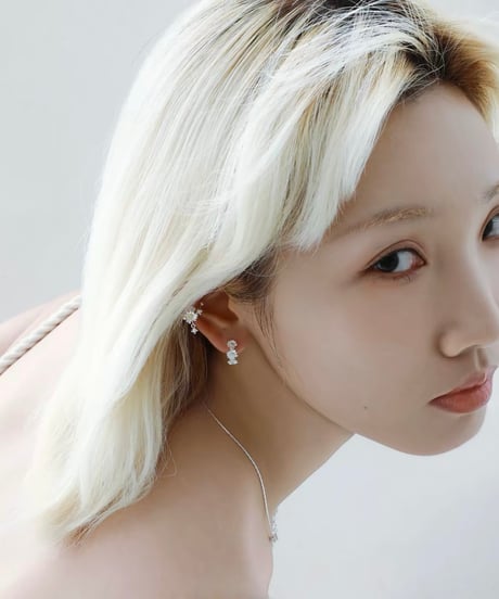 Daisy bloom ear cuff