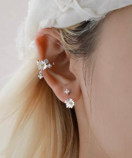 Daisy bloom ear cuff