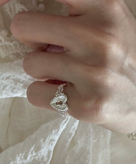 Heart padlock ring