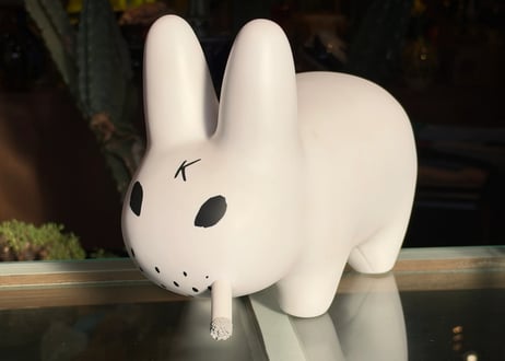 Kozik x kidrobot スモーキンラビット 10インチ ホワイト アートトイ