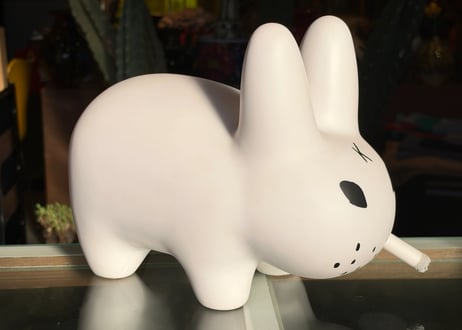 Kozik x kidrobot スモーキンラビット 10インチ ホワイト アートトイ