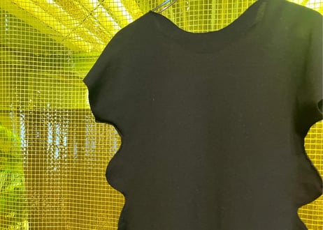ISSEY MIYAKE（イッセイミヤケ） ウェーブサイド ノースリーブニットトップス