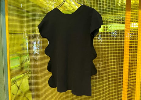 ISSEY MIYAKE（イッセイミヤケ） ウェーブサイド ノースリーブニットトップス