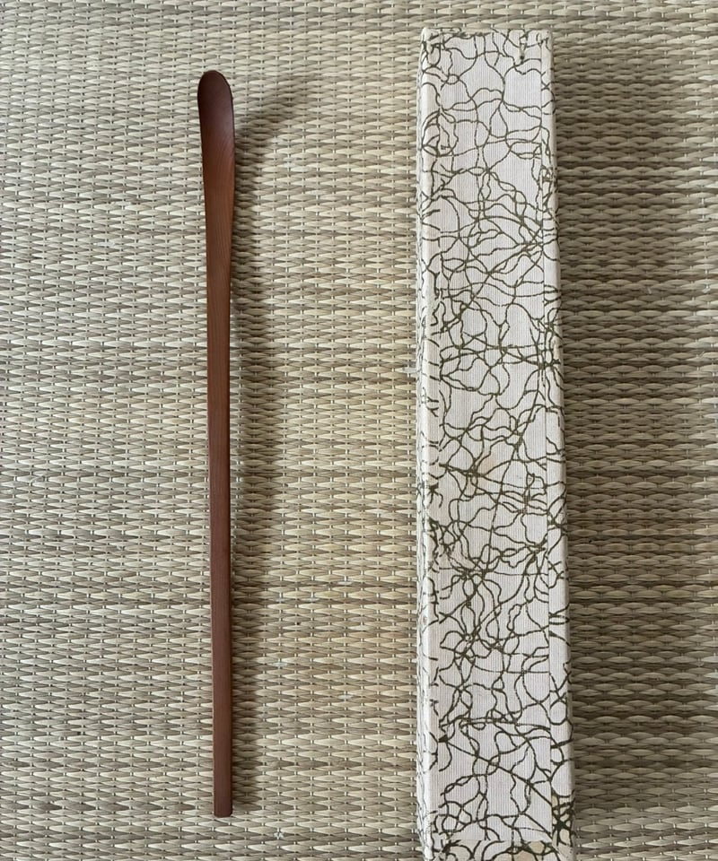 飛騨一位一刀彫 茶杓 ぬか塚名産店 共箱 美品 紙箱付】一位 一刀彫 茶杓 節無 茶杓 木製茶杓 | ginyoudo
