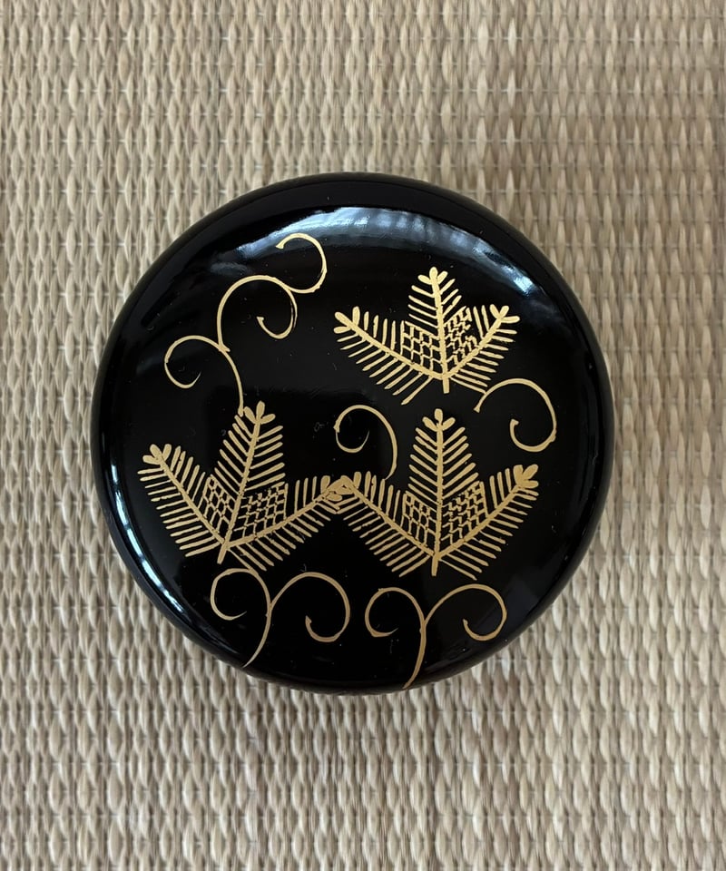 美品】茶箱用 平棗 若松に唐草 黒/金彩 樹脂製 | ginyoudo