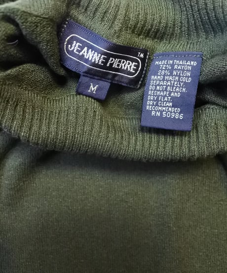 high neck no sleeve knit