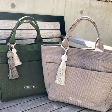UNIVERALトートバッグ　グレージュ　※タッセルチャーム付