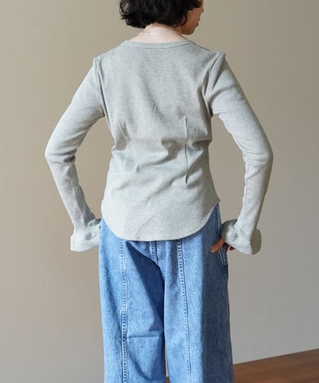 AS YET UNNAMED. / THE FLARE SLEEVE CUT&SEWN (2 COLORS)