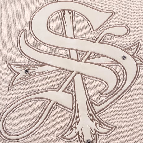 【 SUPPLIER 】Tribal Cross Leather Patch Crew Knit
