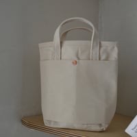 <holk> 045 tote ① by this is a(n) / ecru