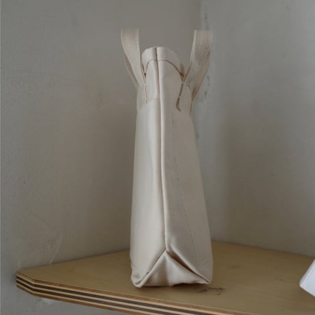 <holk> 045 tote ① by this is a(n) / ecru