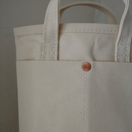 <holk> 045 tote ① by this is a(n) / ecru