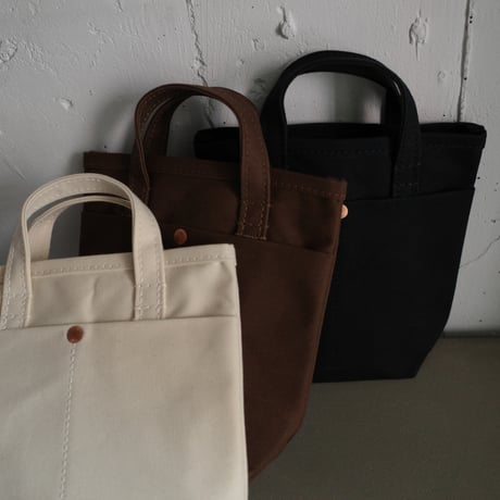 <holk> 045 tote ① by this is a(n) / ecru