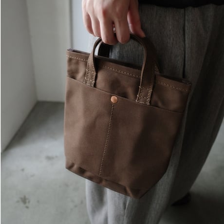 <holk>045 tote ① by this is a(n) / brown