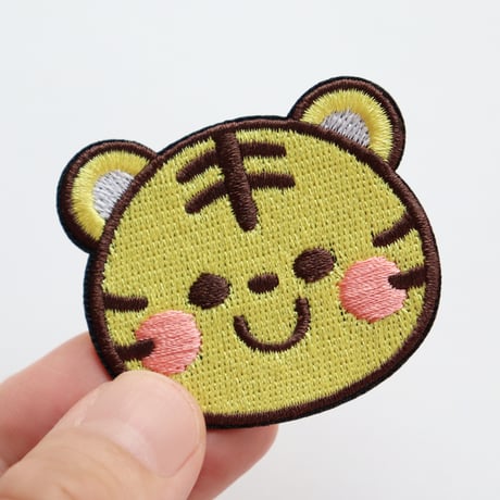 ワッペン かわいい虎（トラ） 刺繍パッチ アイロン接着 説明書付き サイズ：横5cm×縦4.5cm