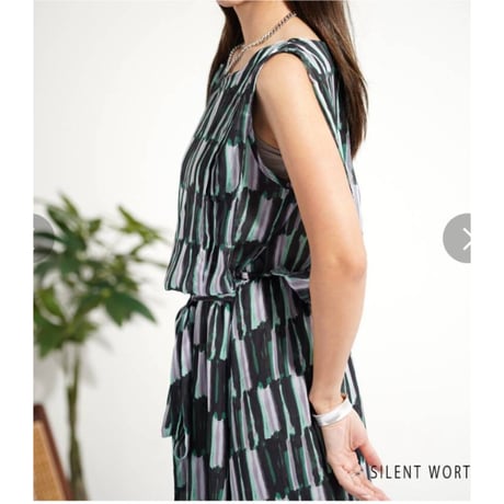 シフォン総柄レイヤードブラウジングワンピース、9790円、[セール]