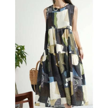総柄ティーアードノースリロングワンピース、12600円　[セール]