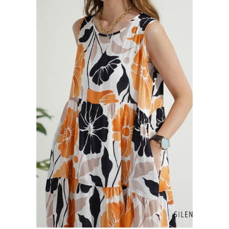 総柄ティーアードノースリロングワンピース、12600円　[セール]