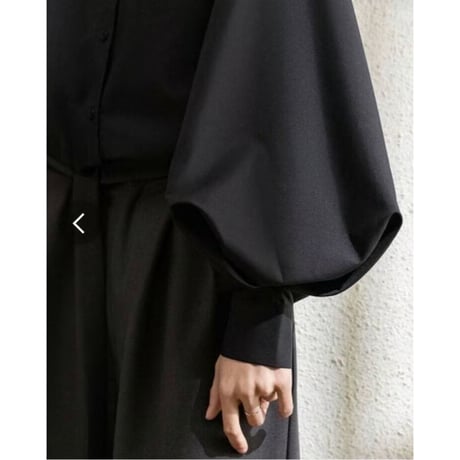 「新作」ボリュームスリーブ　ギャザーデザインバックタッグデザイン