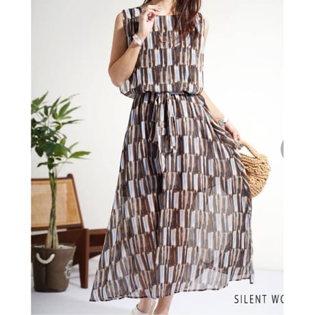 シフォン総柄レイヤードブラウジングワンピース、9790円、[セール]